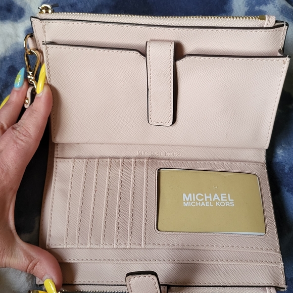 Micheal Kors Jet Set Travel Double Zip Wristlet - Picture 4 of 6